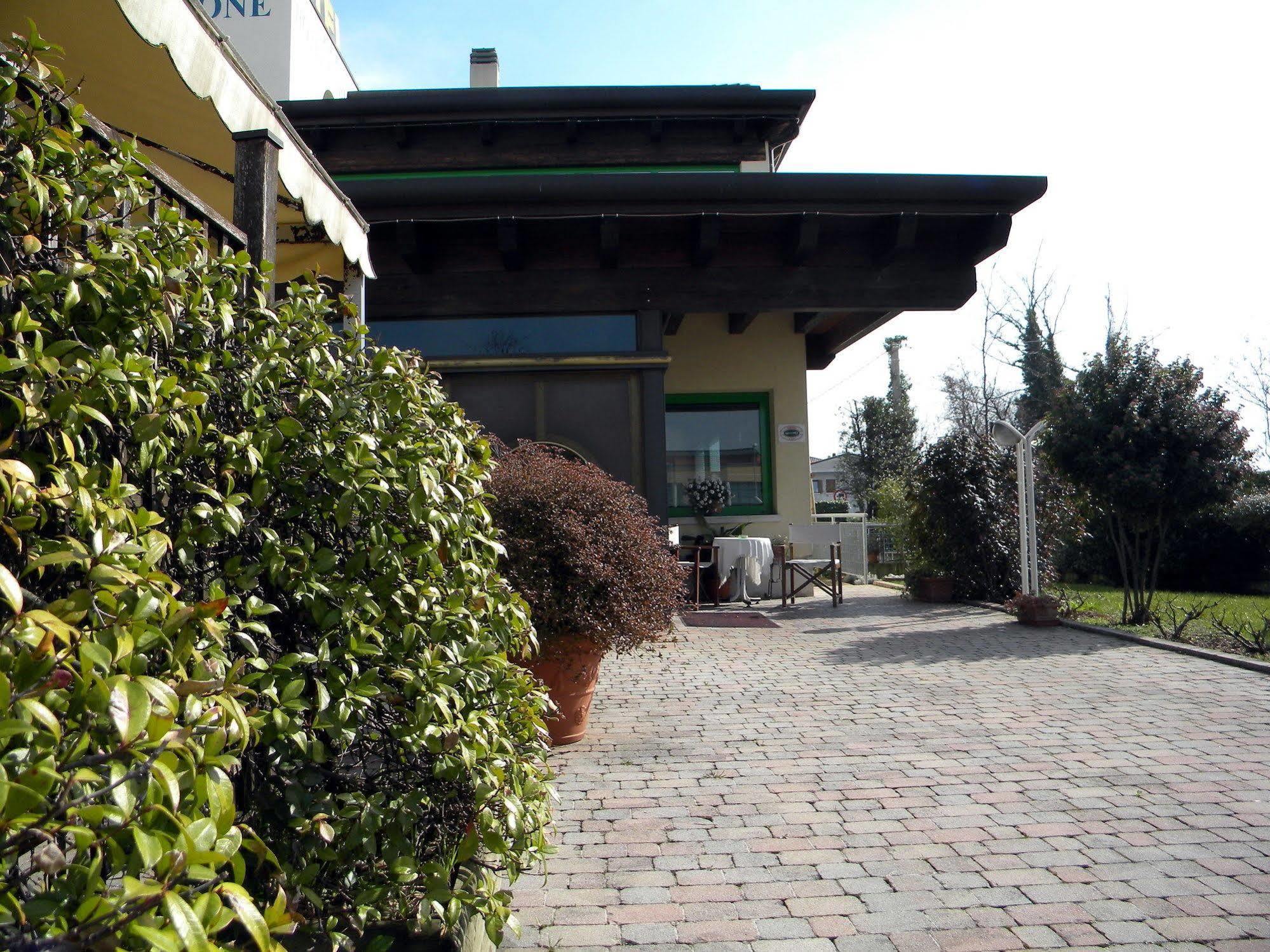 Hotel Corone Caerano Di San Marco Exterior foto